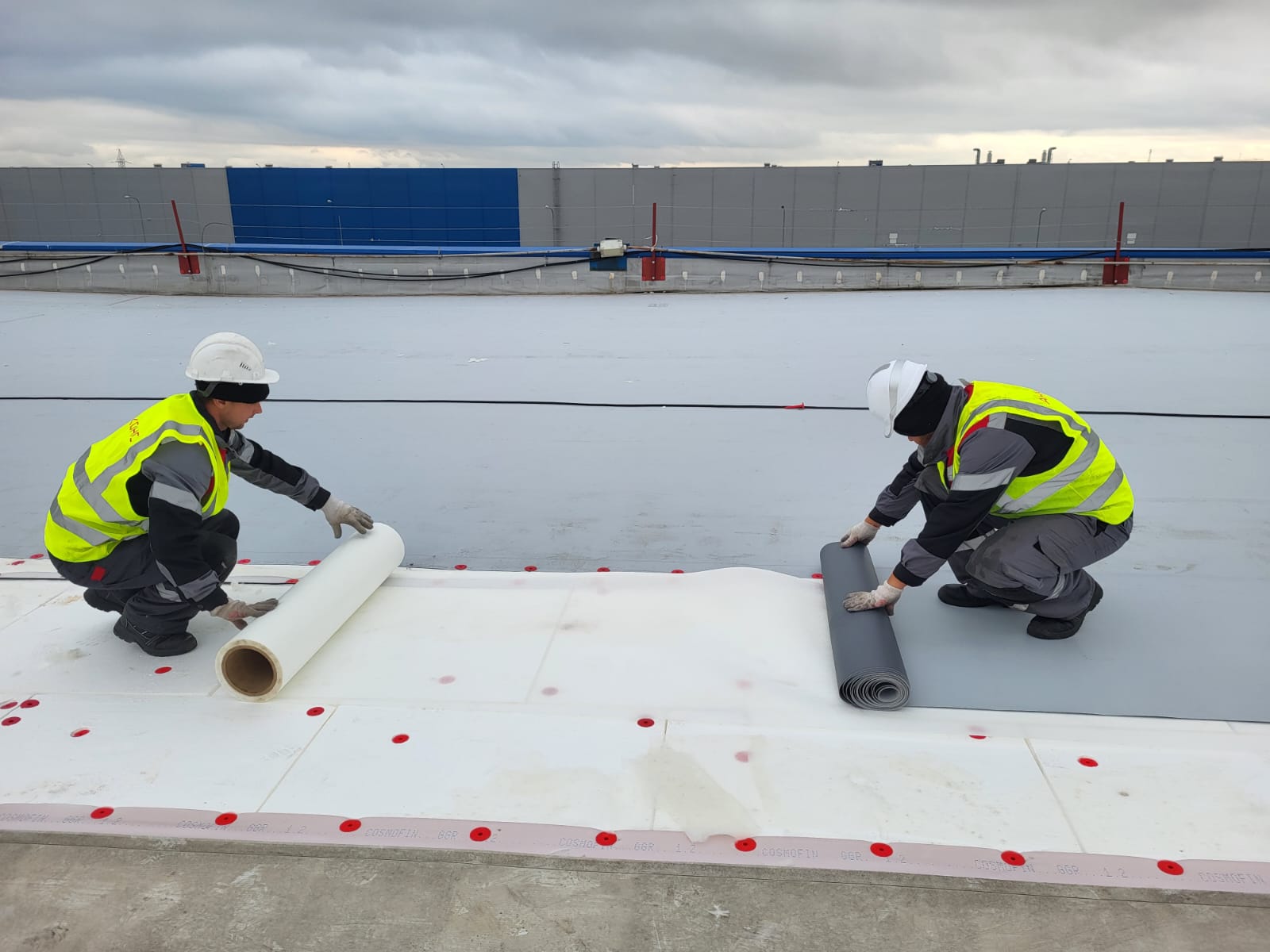 Укладка мембранного покрытия на плоской крыше