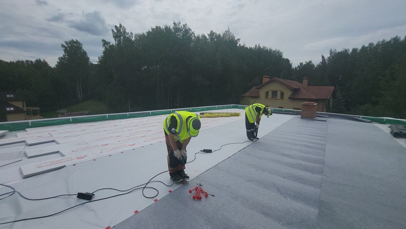 Крепление гидроизоляции из мембраны на плоской крыше