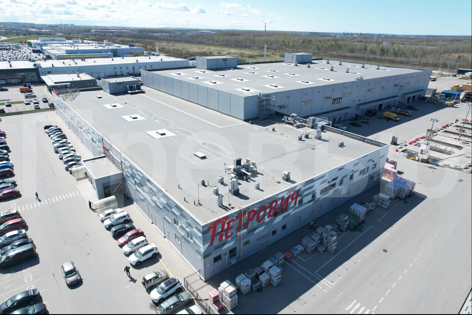 Кровля торгового центра Петрович с покрытием из ПВХ-мембраны — пример современной плоской кровли