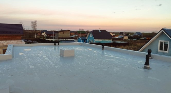 Плоская крыша частного дома с уложенной ПВХ-мембраной — готовый результат монтажа кровельного пирога