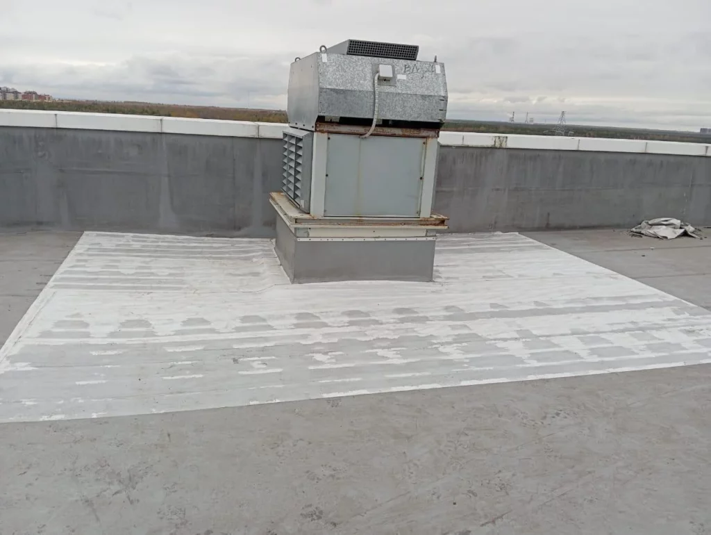 Монтаж огнезащитной мембраны Logicroof NG вокруг вентиляционного оборудования на кровле ТЦ в Санкт-Петербурге