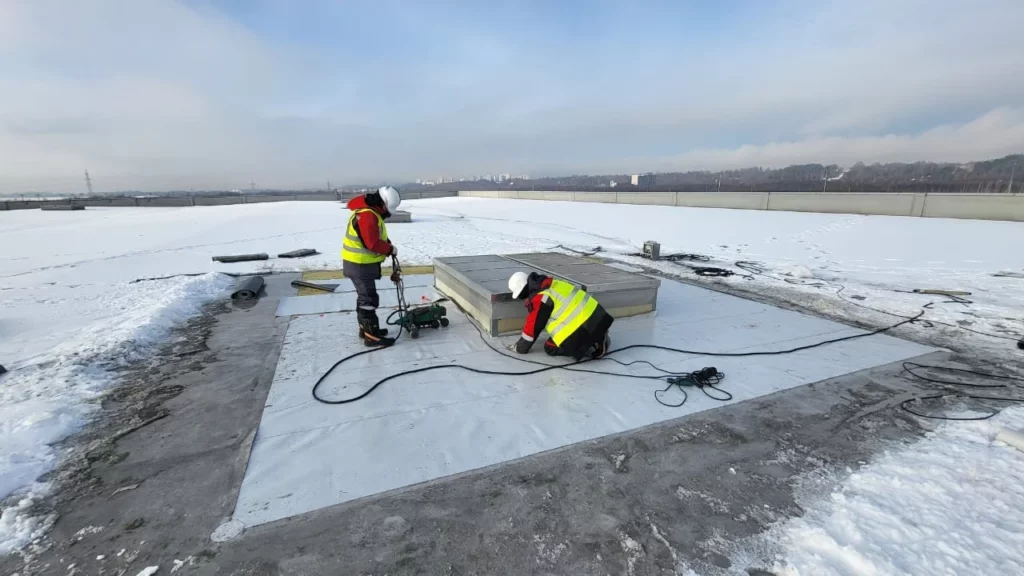 Монтаж примыкания светового фонаря на кровле гипермаркета Петрович24. Используется ПВХ-мембрана Logicroof NG, зима, мороз, АНКОНС работает.