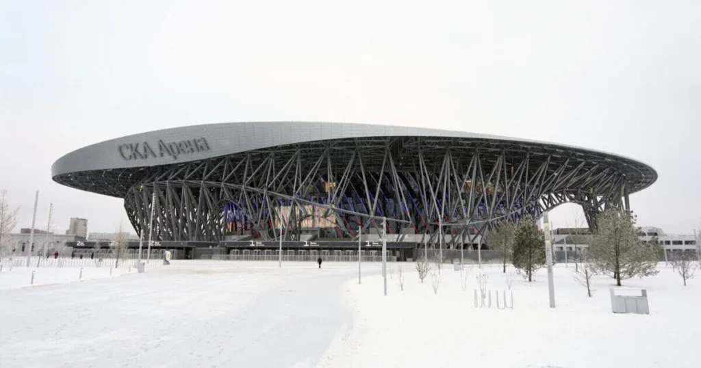 Фасад ледовой арены СКА Арена в зимний период