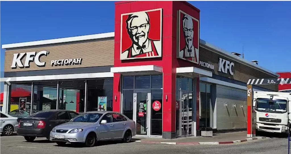 Фасад ресторана КFC с парковкой и зоной обслуживания