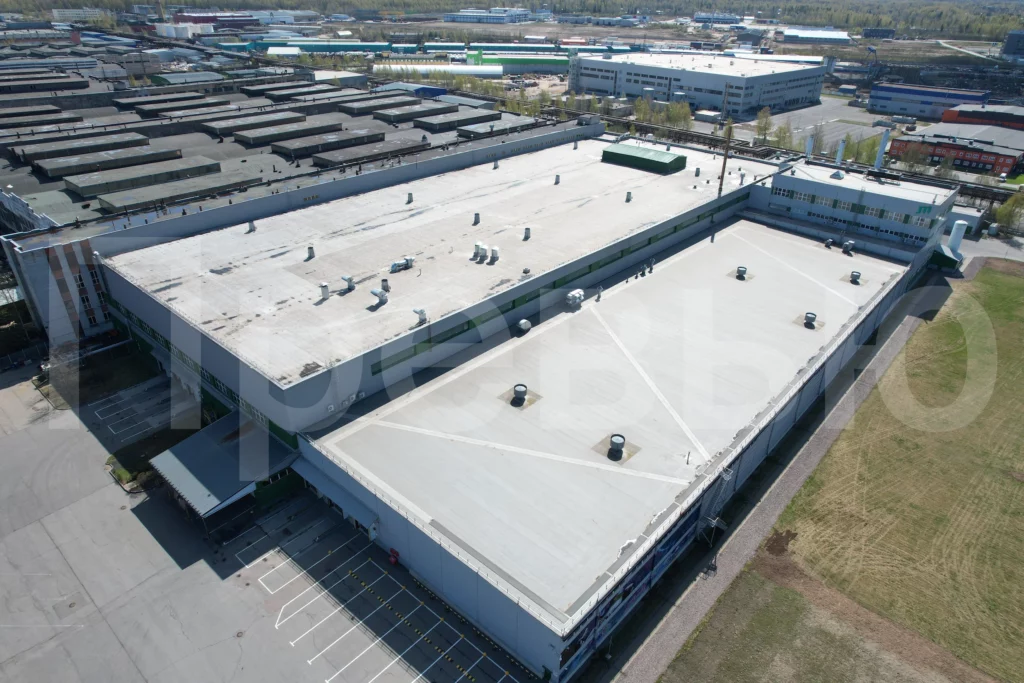 Полный вид промышленной кровли фабрики Крес Нева после ремонта мембраной в Санкт- Петербурге