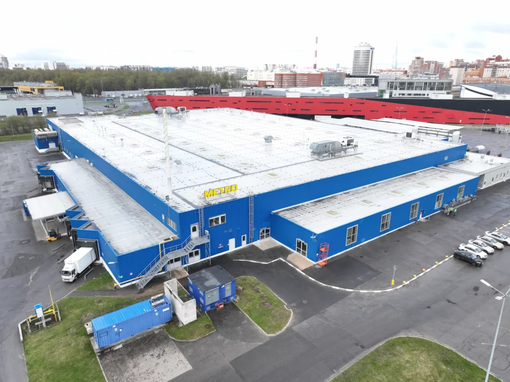 На кровле METRO уложена огнезащитная мембрана Plastfoil Fire Protect в Приморском районе Санкт-Петербурга