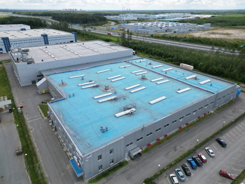 Здание завода NHX в Санкт-Петербурге, вид на крышу после ремонта кровли