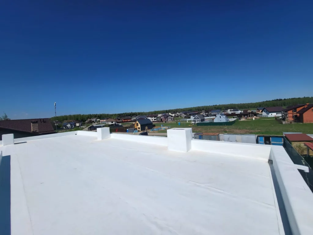 Плоская кровля частного дома в Москве, выполненная из ПВХ мембраны
