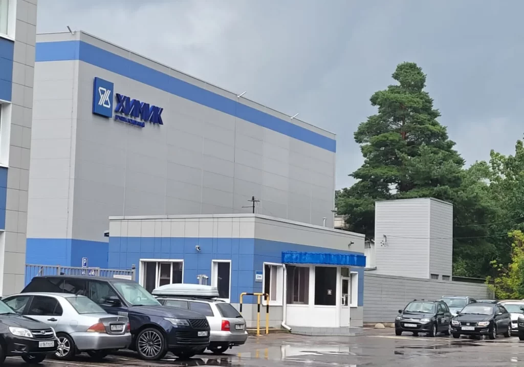 Территория промышленного предприятия в Луге, вид на административный корпус