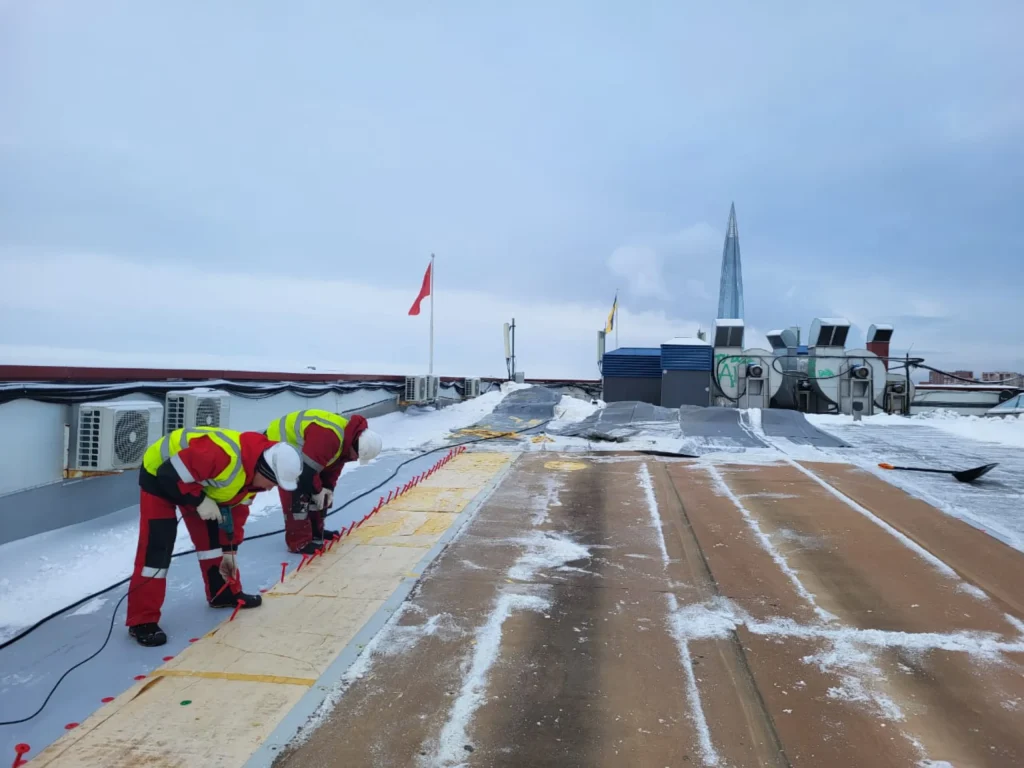 Замена ПВХ мембраны на кровле ТРК Питерлэнд в СПБ