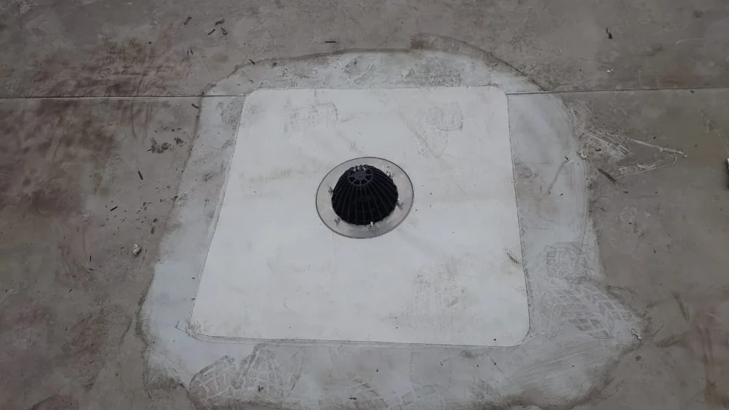 Гидроизоляция водосточной воронки на плоской кровле после ремонта