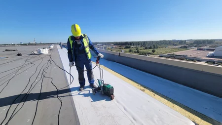 Монтаж мембраны Технониколь с помощью автоматического сварочного аппарата