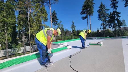 Готовая кровля с уложенной мембраной Технониколь на промышленном здании