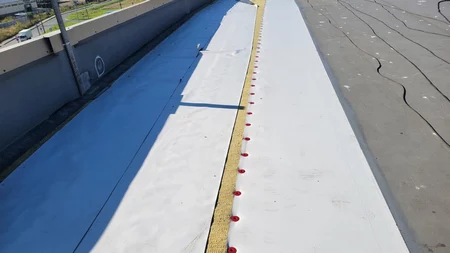 Сварка швов мембраны Технониколь на плоской крыше