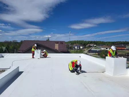 Готовая мембранная плоская крыша после монтажа