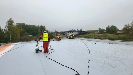 Монтаж гидроизоляционной мембраны на плоской крыше
