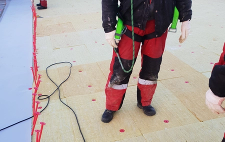 Укладка плит минеральной ваты при монтаже теплоизоляции кровли