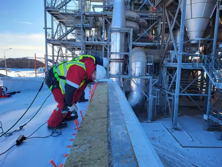 Монтаж утеплителя и кровельной мембраны у парапета