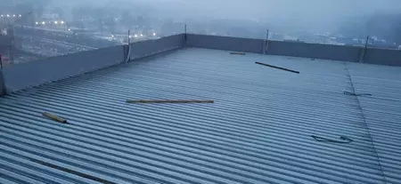 Основание ПВХ-кровли из металлического профнастила перед монтажом утеплителя