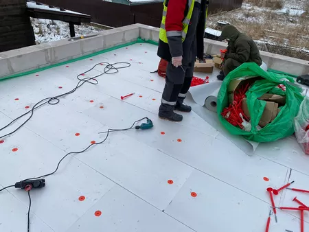 Монтаж утеплителя и крепежей на плоской крыше