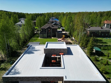 Плоская кровля – как устроена, какие бывают виды, типичные ошибки монтажа и правила обслуживания.