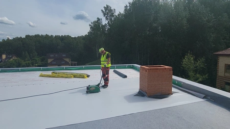 Сварка швов кровельной мембраны